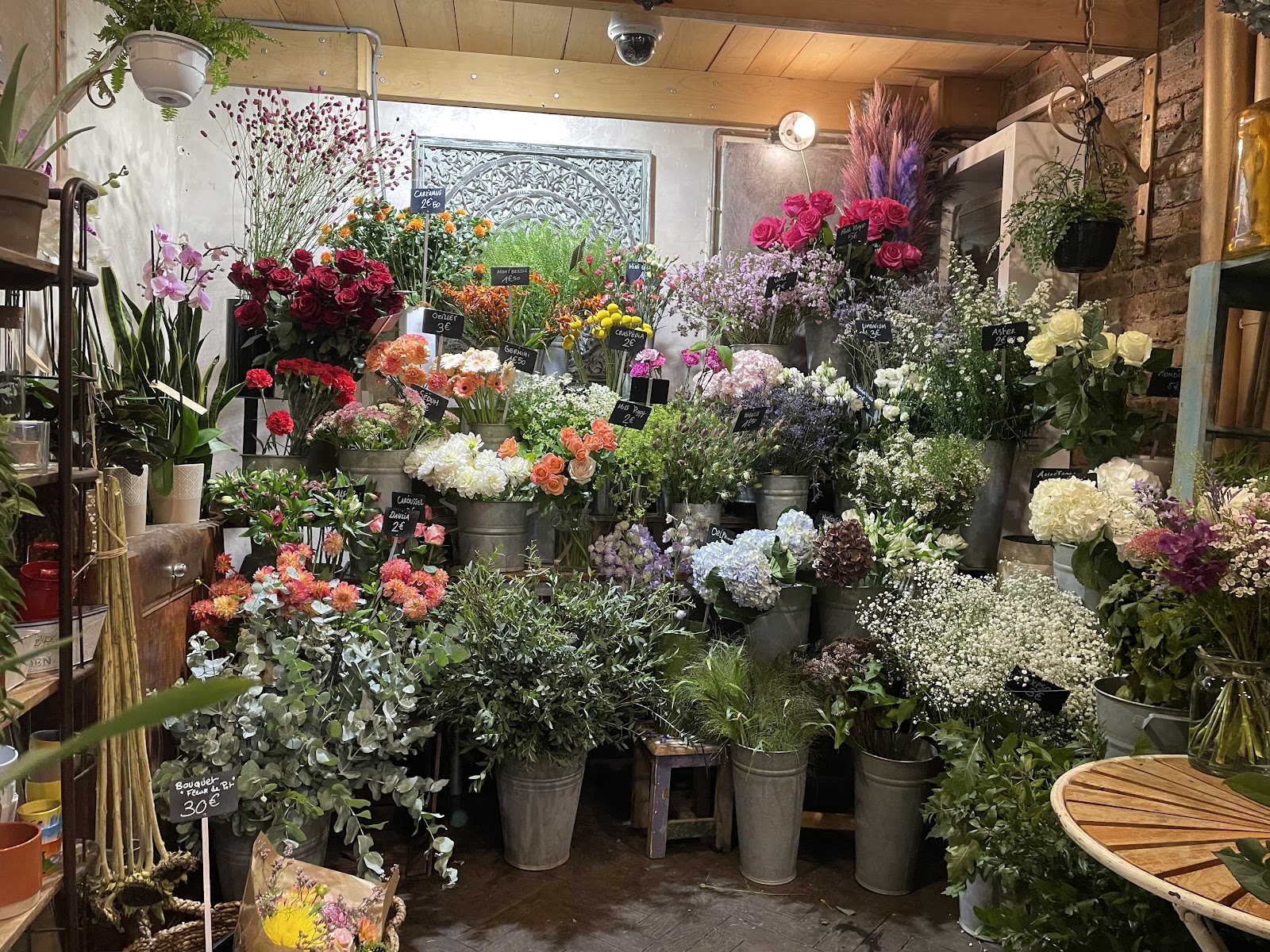 Seaux de fleurs fraîches multicolores dans la boutique